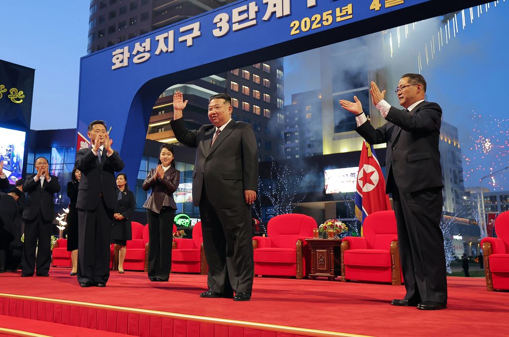 Another Spectacular Appearance Symbolic of New Heyday of Pyongyang Construction and Efflorescence of Pyongyang CultureInauguration Ceremony of 10 000 Flats at Third Stage in Hwasong Area Takes Place with Splendour - Image 6