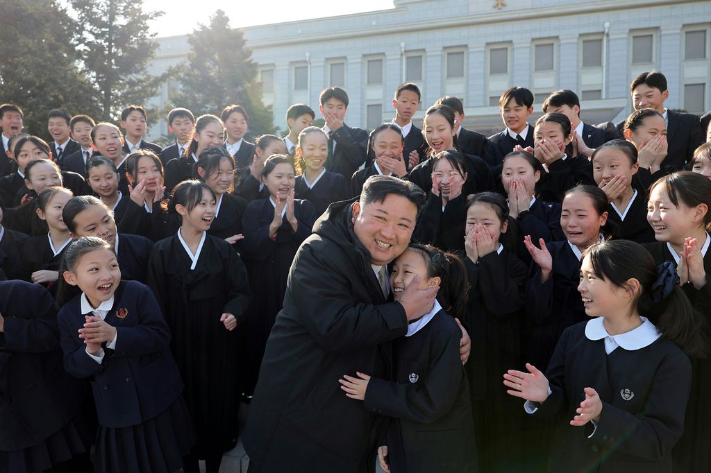 Respected Comrade Kim Jong Un Meets Members of Art Troupe of Korean Schoolchildren in Japan - Image 4