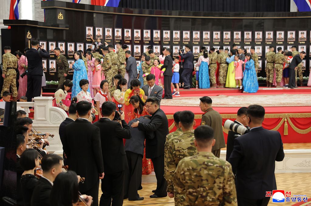 Highest glory to representatives of great honour of DPRK, admirable sonsCeremony of awarding state commendations to commanding officers and combatants of KPA overseas operation units takes place - Image 11