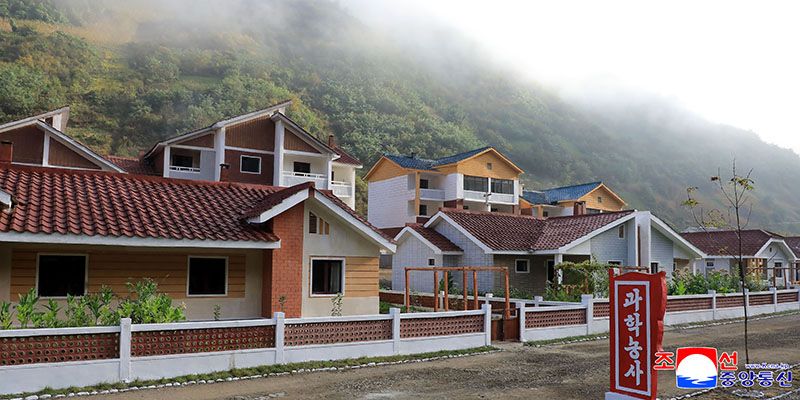 Farmers of Jajak and Yoksu farms in Jagang Province move into new houses - Image 2
