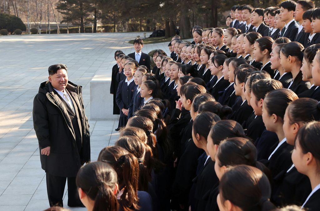 Respected Comrade Kim Jong Un Meets Members of Art Troupe of Korean Schoolchildren in Japan - Image 3