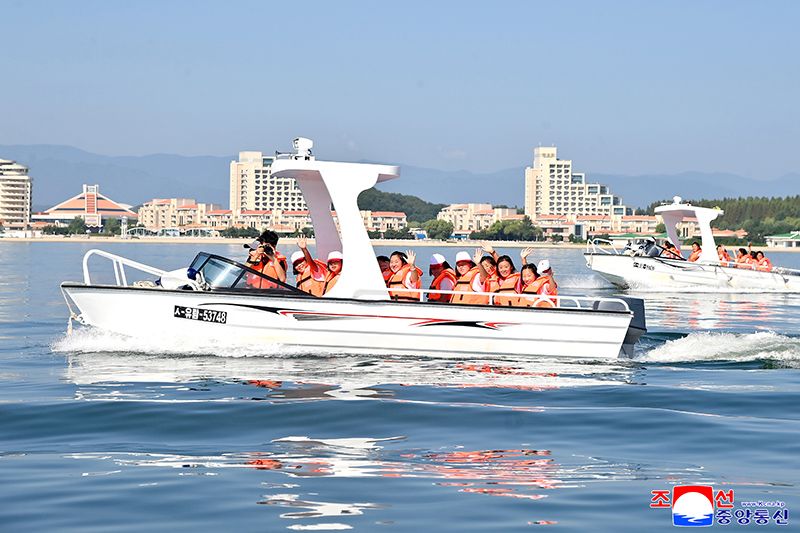 Students of revolutionary schools spend enjoyable days in Wonsan Kalma Coastal Tourist Area - Image 27