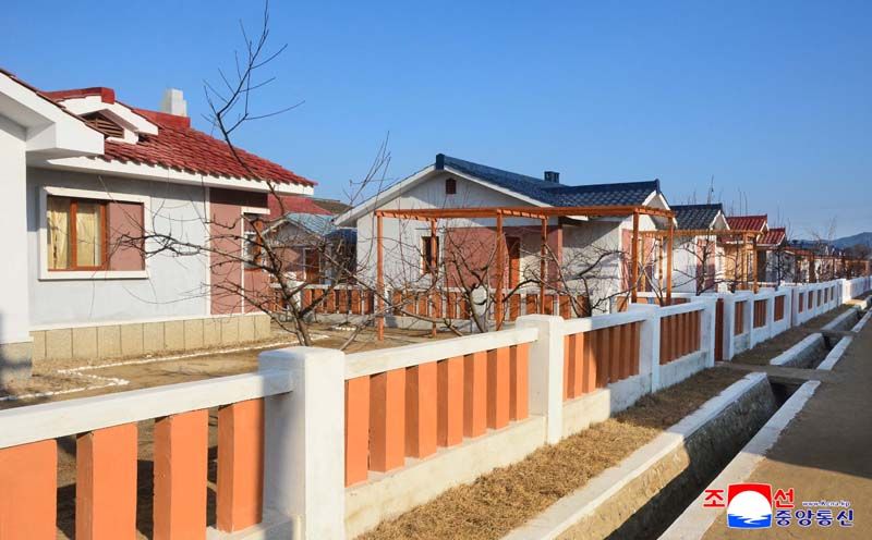 Farmers move into new houses at farms in South Hamgyong Province