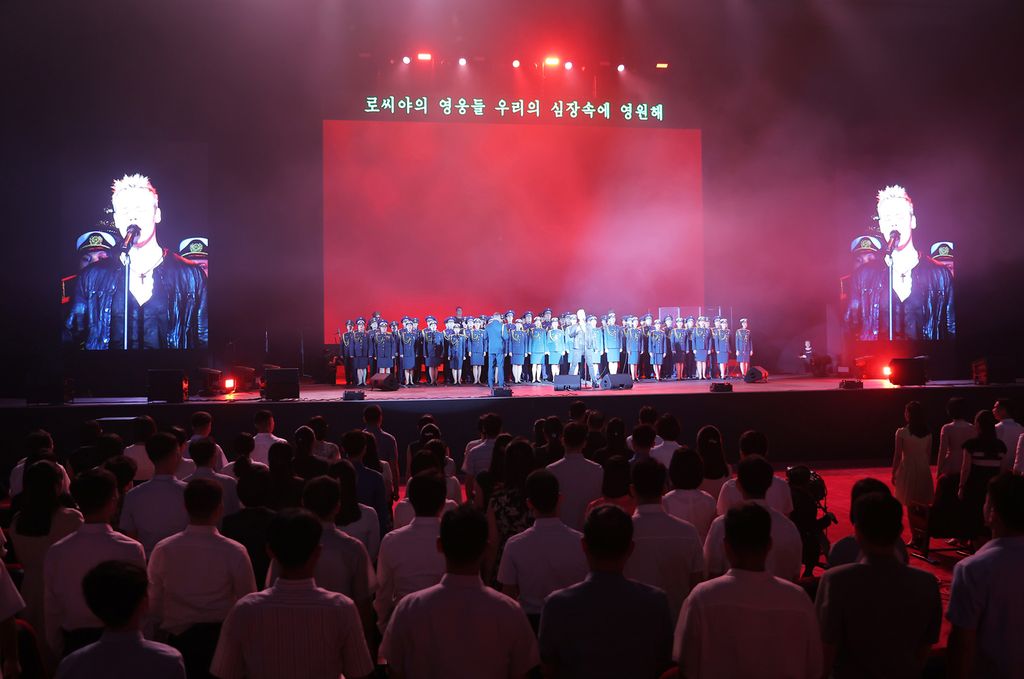 Russian Artistes Give Art Performance - Image 7