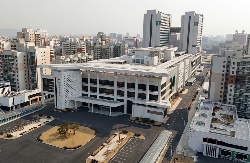 Respected Comrade Kim Jong Un Visits Completed Pyongyang General Hospital - Image 5