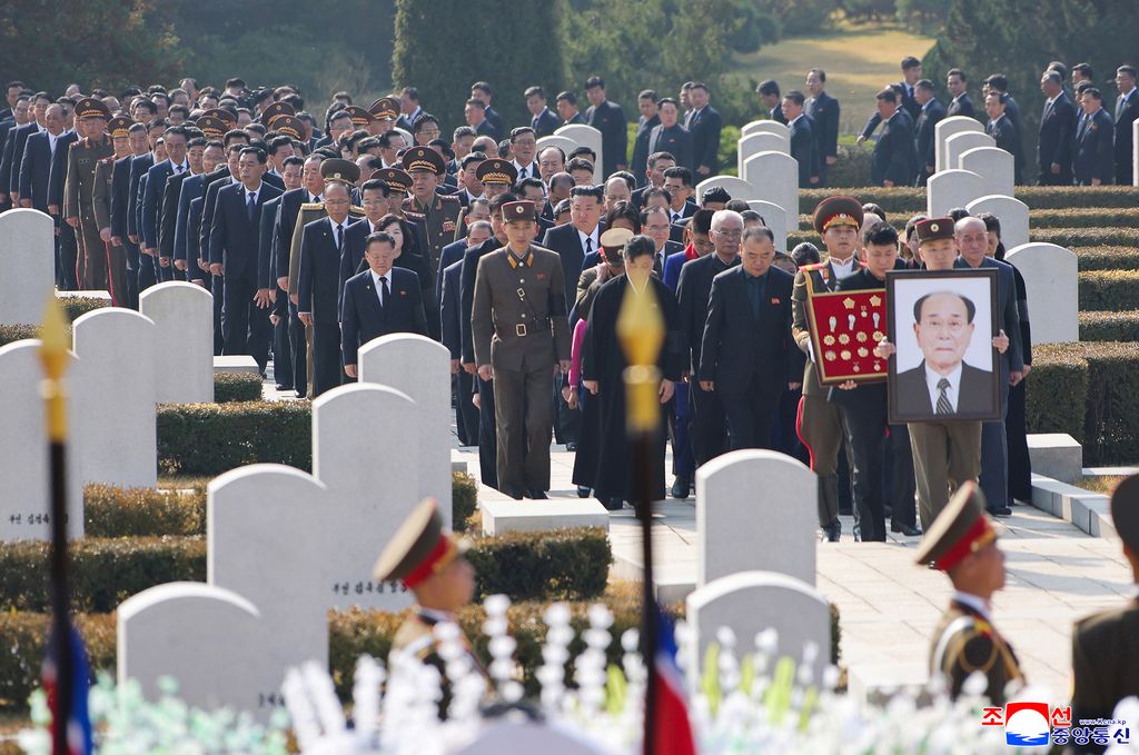 Funeral for late Kim Yong Nam held - Image 4