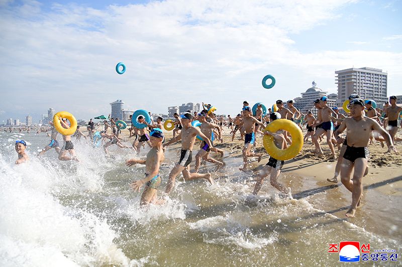 Students of revolutionary schools spend enjoyable days in Wonsan Kalma Coastal Tourist Area - Image 23