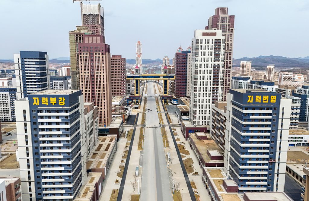 Respected Comrade Kim Jong Un Visits Construction Site of 10 000 Flats at Third Stage in Hwasong Area Nearing Completion - Image 4
