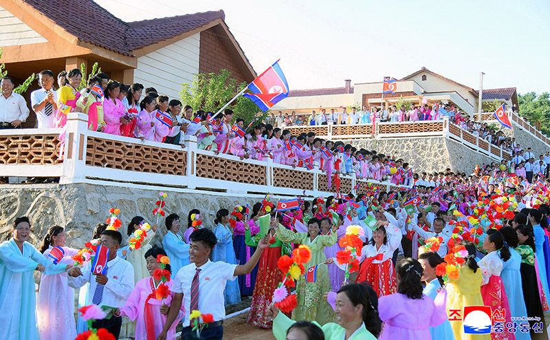 Farmers move into new houses in Sonchon - Image 3