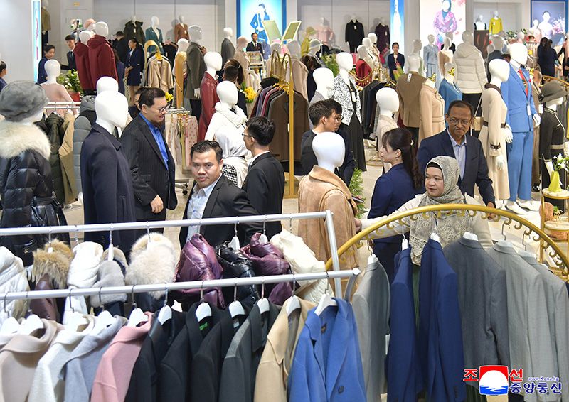 Resident foreign diplomats visit light industrial goods exhibition - Image 8