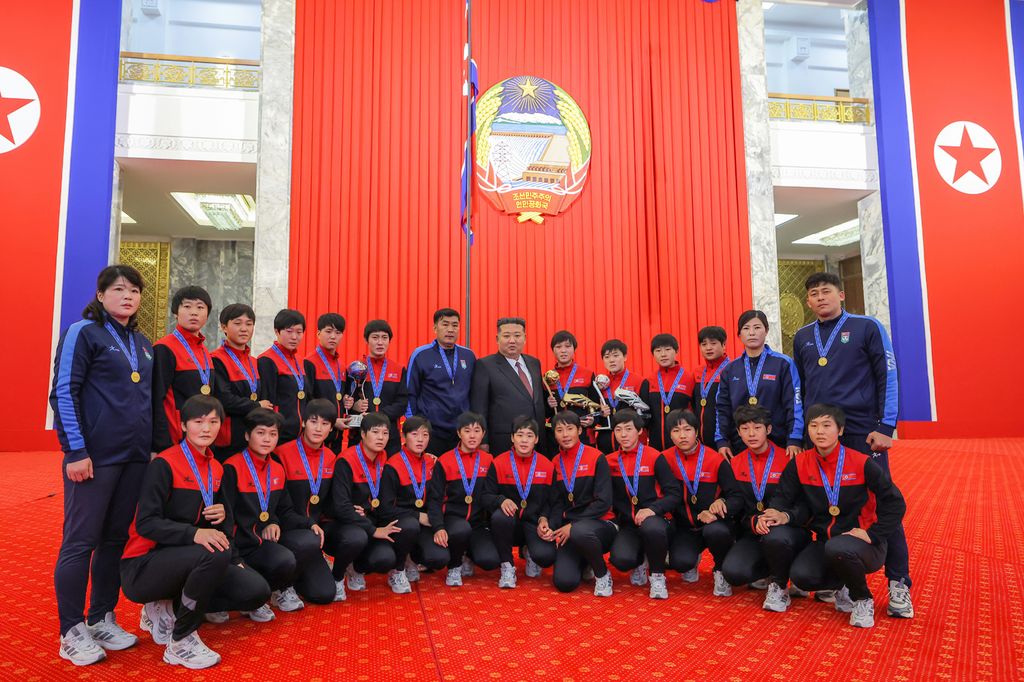 Respected Comrade Kim Jong Un Meets with Labor Innovators and Meritorious Persons - Image 3