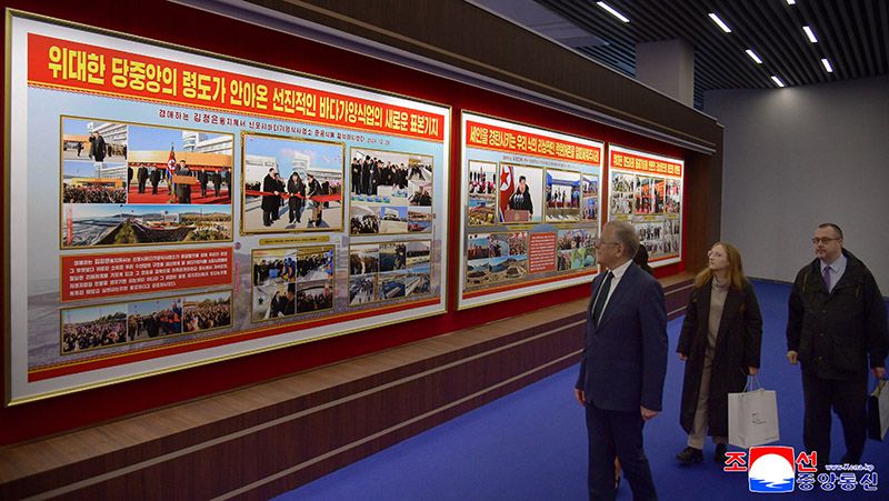 Resident foreign diplomats visit light industrial goods exhibition - Image 5