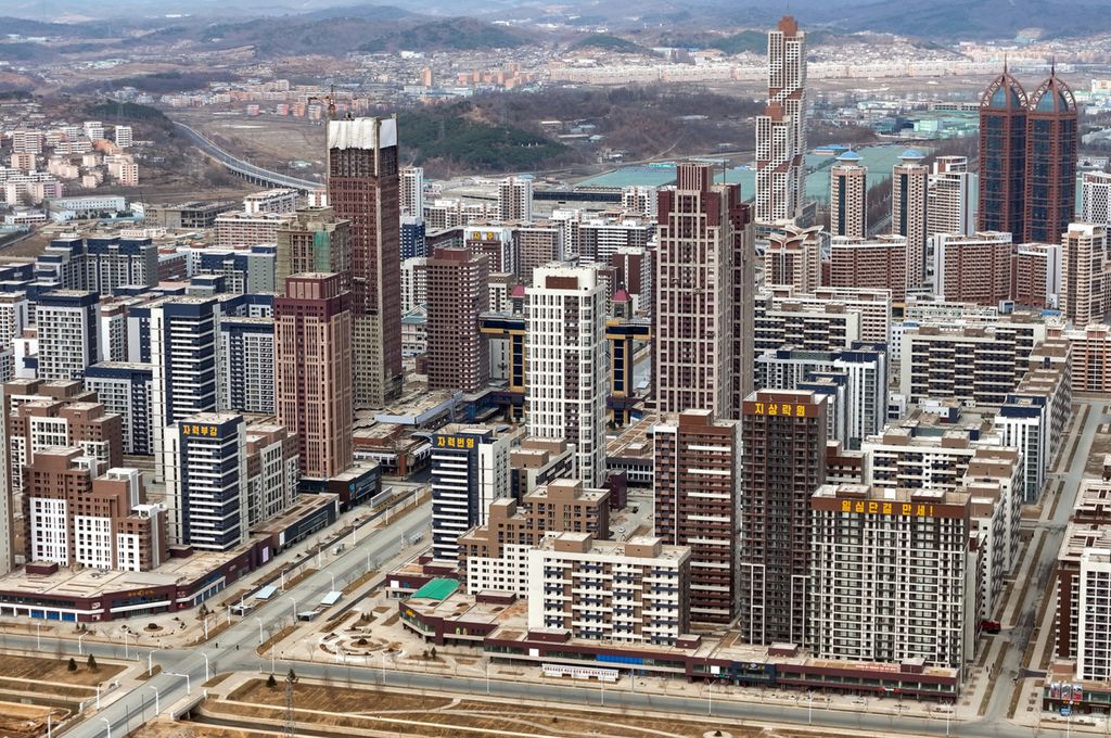 Respected Comrade Kim Jong Un Visits Construction Site of 10 000 Flats at Third Stage in Hwasong Area Nearing Completion - Image 13