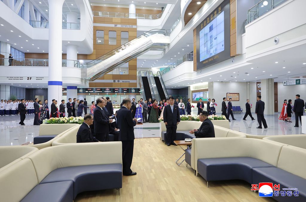 Monument to love for people built thanks to ardent desire of WPKInauguration ceremony of Pyongyang General Hospital held in splendour - Image 2
