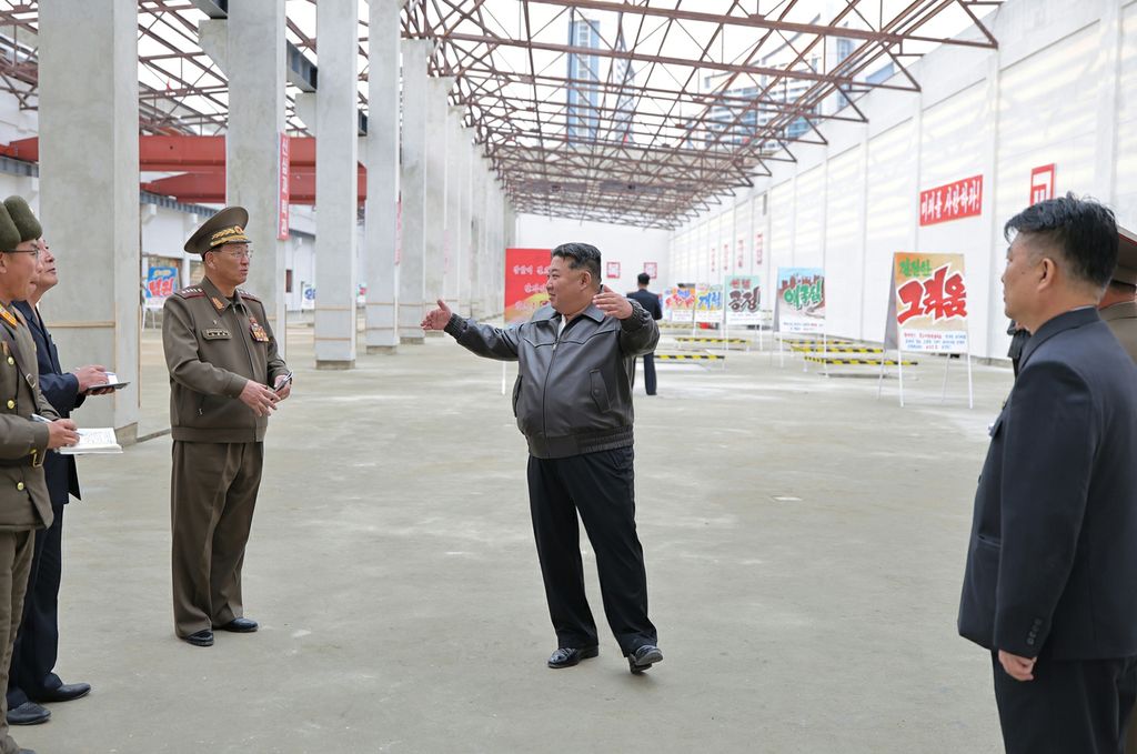 Respected Comrade Kim Jong Un Gives Field Guidance at School Things Factory and School Fixtures Factory under Construction - Image 5
