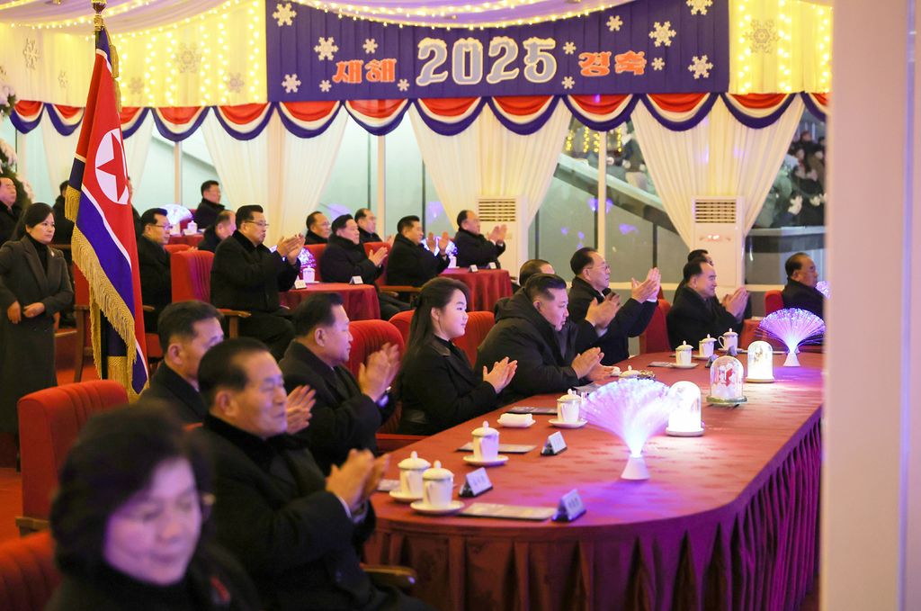 Art Performance Given for Seeing in New Year - Image 6