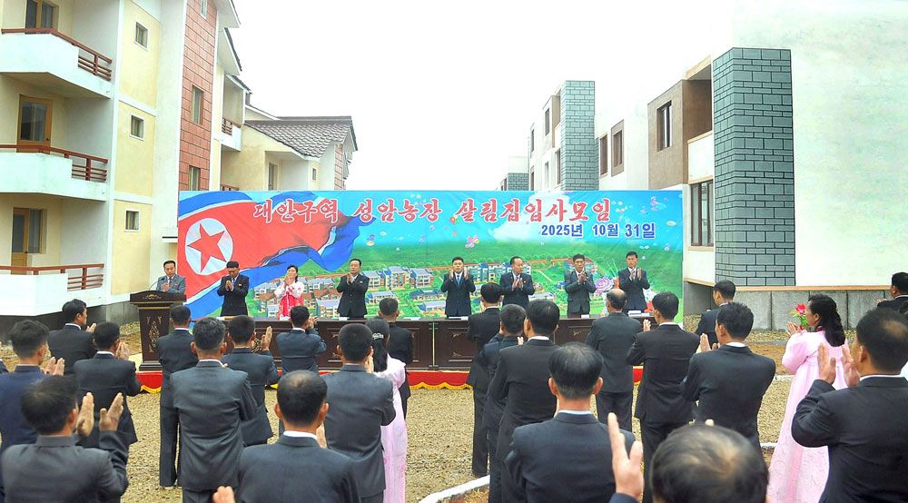 Farmers of Songam Farm in Nampho Municipality Move into New Houses - Image 2