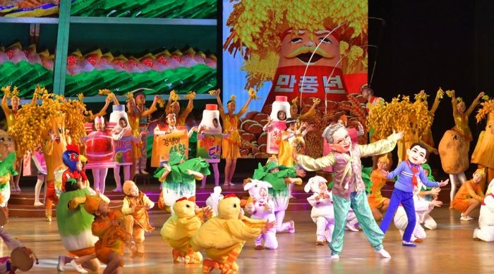 Schoolchildren’s New Year Performance Continues in DPRK - Image 4