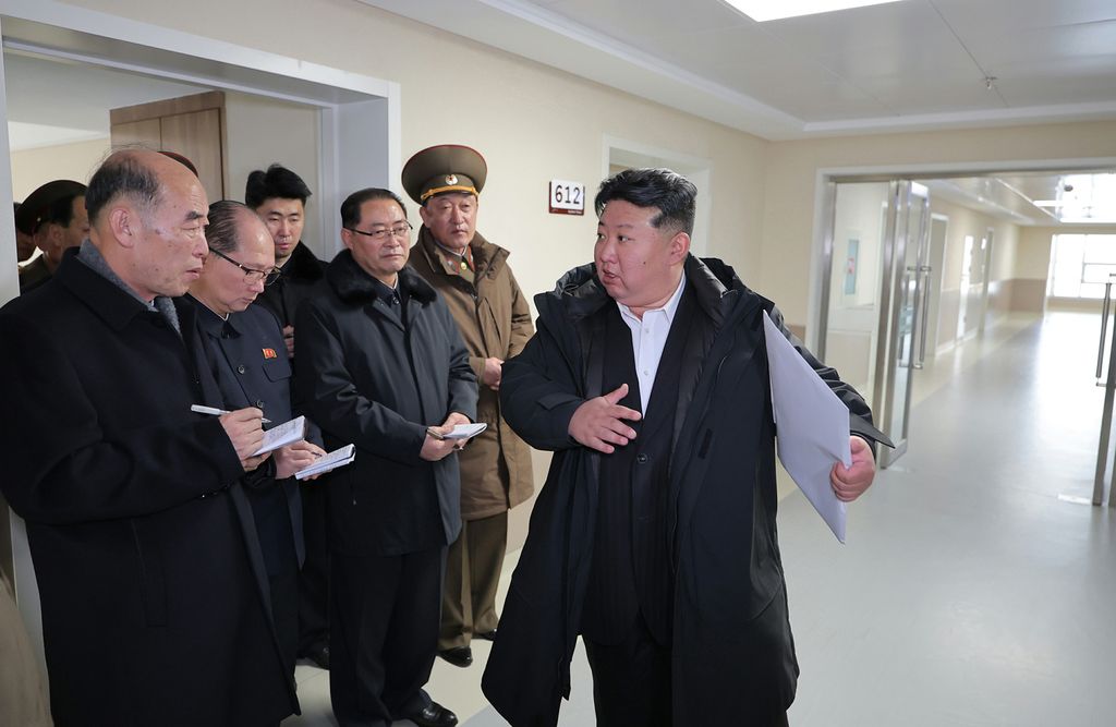 Respected Comrade Kim Jong Un Visits Completed Pyongyang General Hospital - Image 30