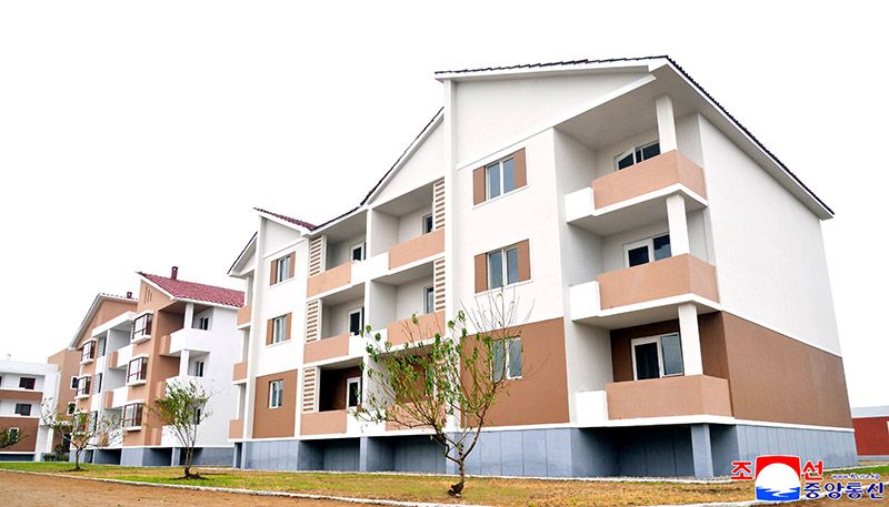 Agricultural workers move into new houses at Yombun Farm of Kyongsong County