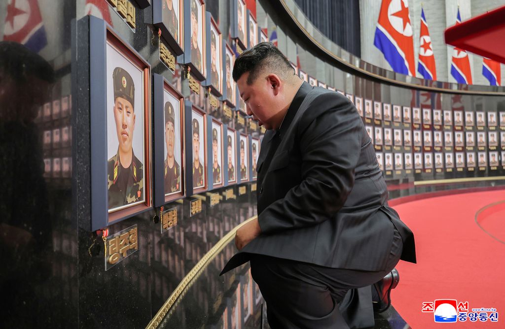 Highest glory to representatives of great honour of DPRK, admirable sonsCeremony of awarding state commendations to commanding officers and combatants of KPA overseas operation units takes place - Image 14