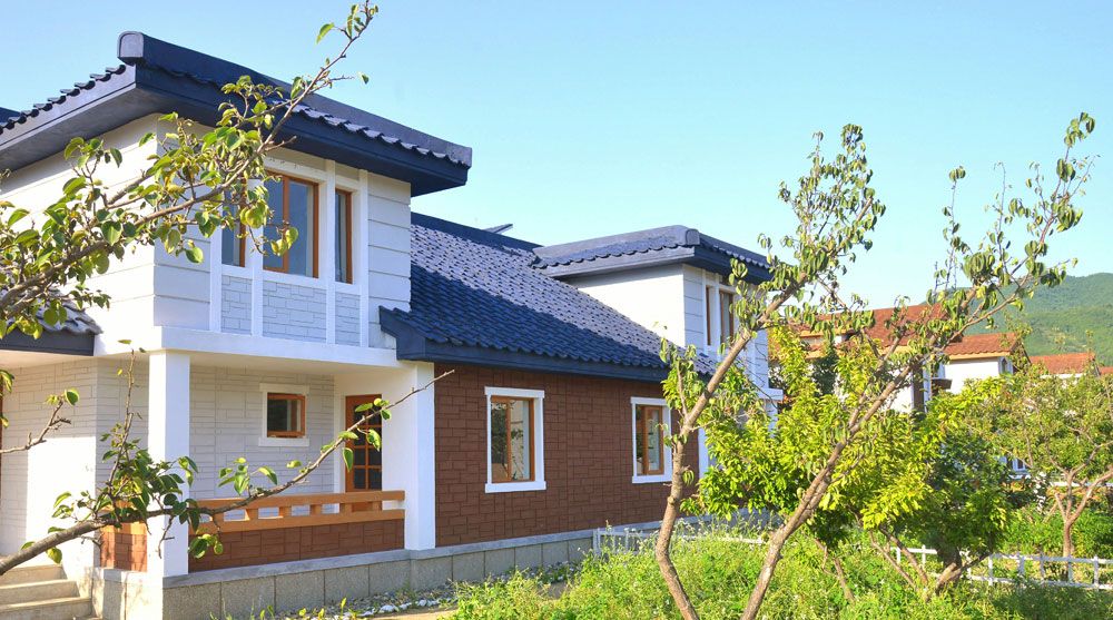 Farmers in Hoeryong City of DPRK Move into New Houses