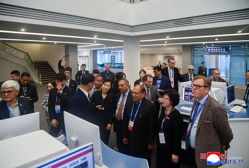 Participants in international seminar on Juche idea visit different places