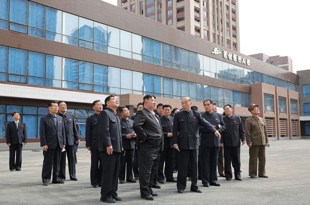 Respected Comrade Kim Jong Un Visits Construction Site of 10 000 Flats at Third Stage in Hwasong Area Nearing Completion - Image 28