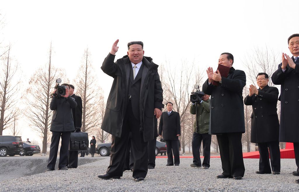 Five-Year Plan for Construction of Capital City Decided by Eighth Congress of WPK Enters Its Final StageGroundbreaking Ceremony for the Fourth-stage Project to Build 10 000 Flats in Hwasong Area Takes Place with Splendour - Image 18