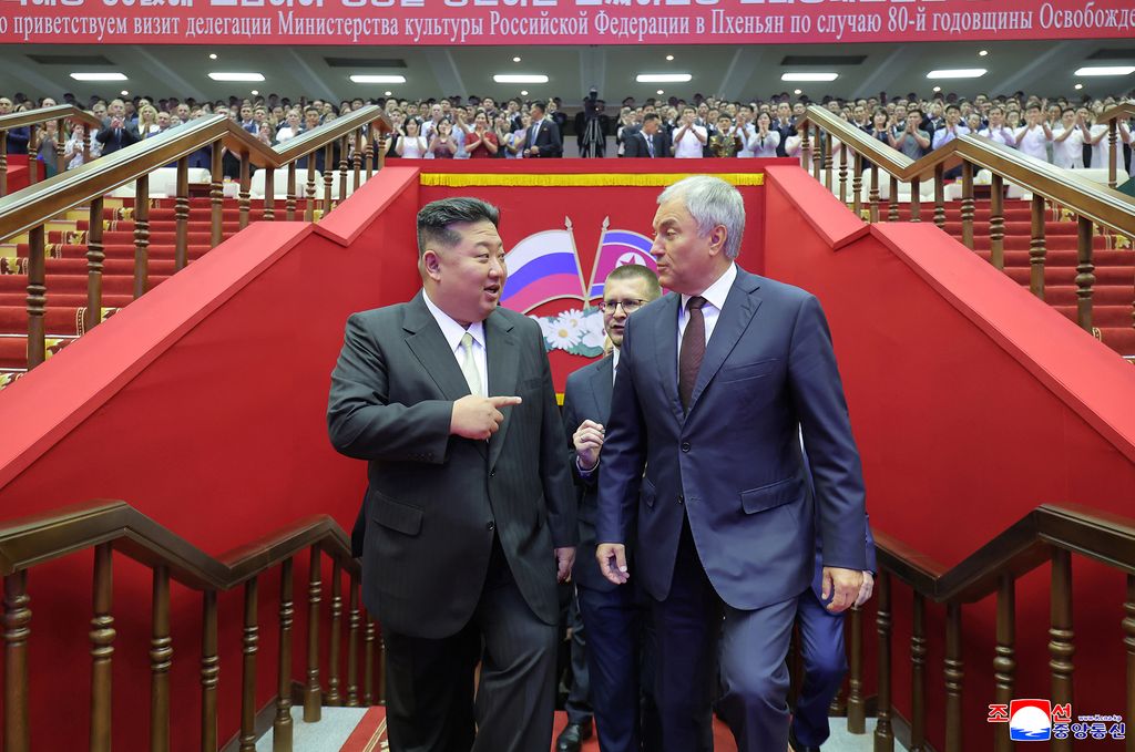 Russian artistes give artistic performance