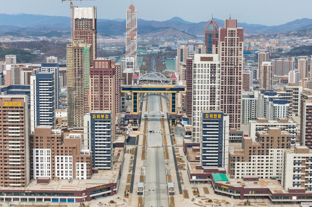 Respected Comrade Kim Jong Un Visits Construction Site of 10 000 Flats at Third Stage in Hwasong Area Nearing Completion - Image 7