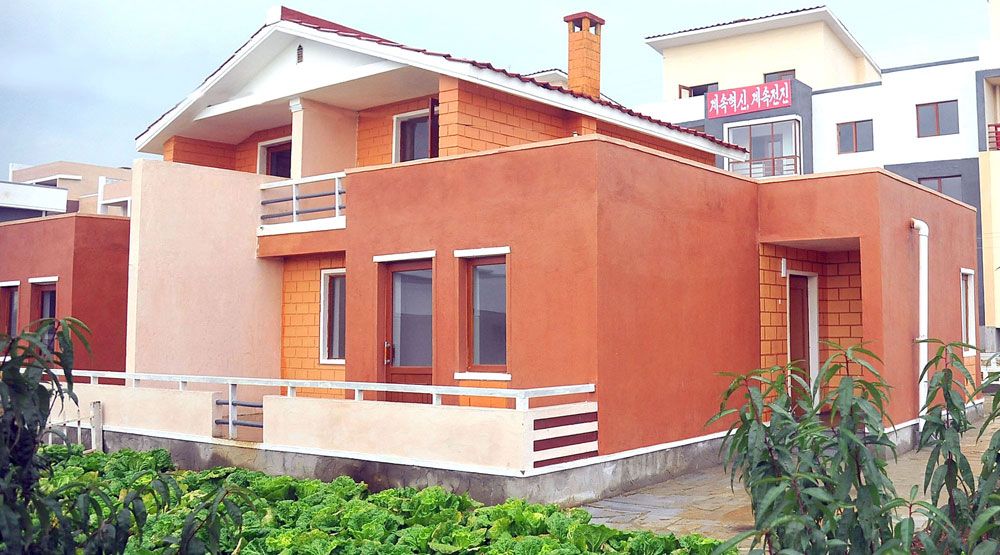 Farmers of Songam Farm in Nampho Municipality Move into New Houses - Image 4