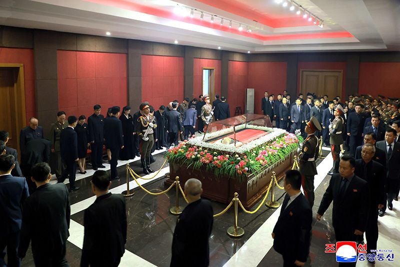 Officials of Party, power and armed forces organs, ministries and national agencies visit bier of late Kim Yong Nam