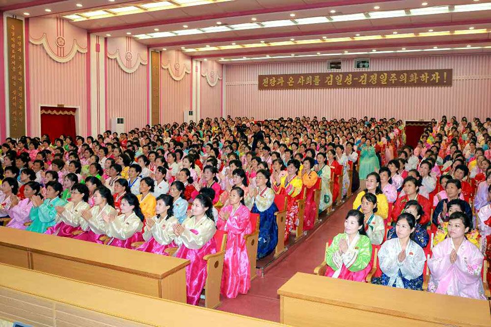 Officials and Members of Women’s Union Meet War Veteran - Image 2