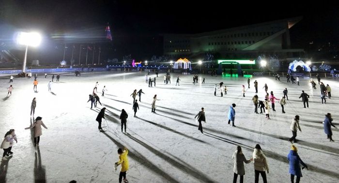 Open-air Ice Rink in Downtown of Pyongyang Begins Service