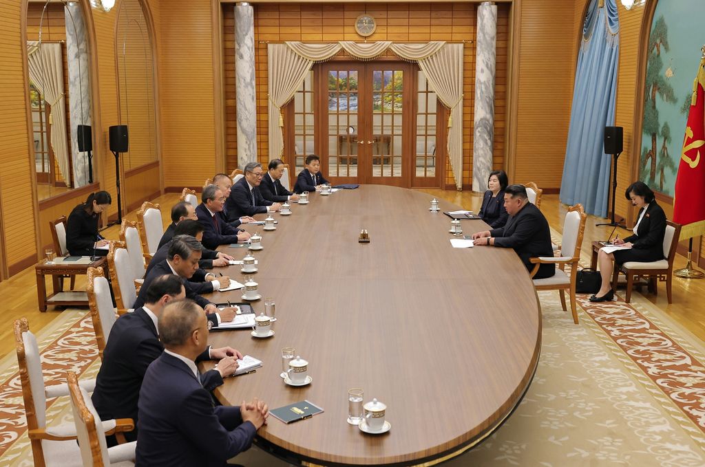 Respected Comrade Kim Jong Un Meets Premier of State Council of People’s Republic of China - Image 2
