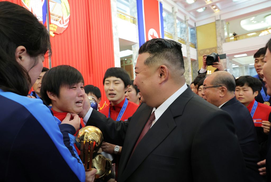 Respected Comrade Kim Jong Un Meets with Labor Innovators and Meritorious Persons