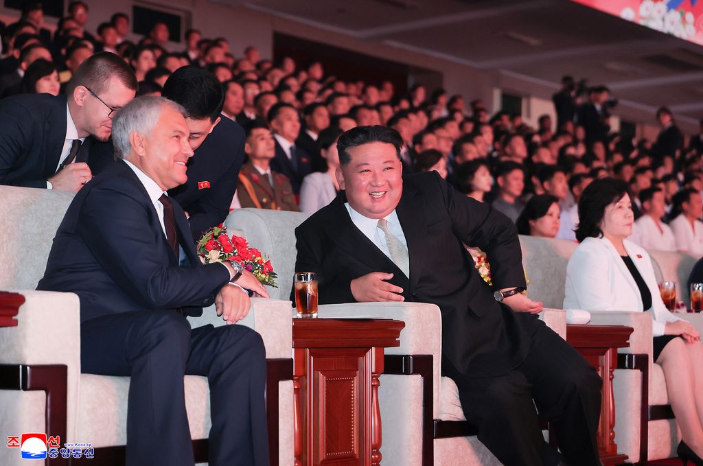 Russian artistes give artistic performance - Image 17