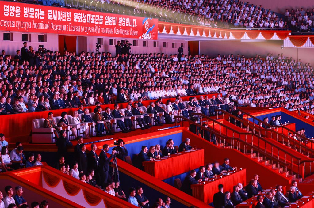 Russian Artistes Give Art Performance - Image 8