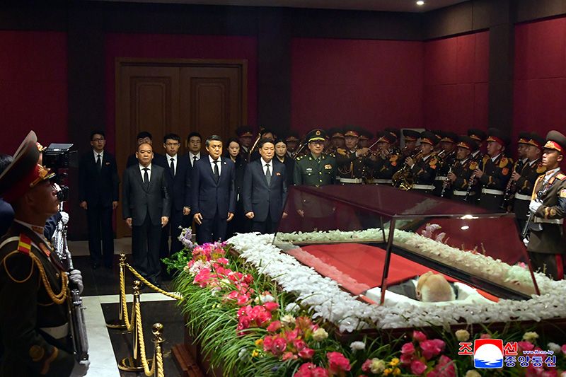 Officials of Party, power and armed forces organs, ministries and national agencies visit bier of late Kim Yong Nam - Image 2