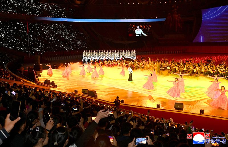 Grand chorus resounding through sky in October - Image 5