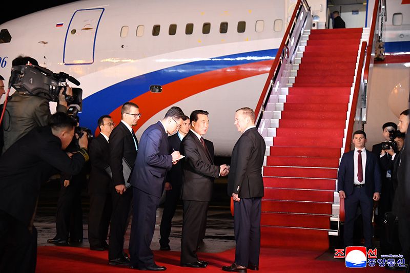 Medvedev-led Russian delegation leaves Pyongyang