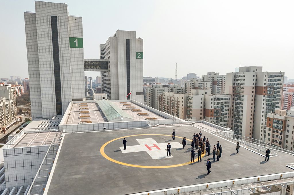 Respected Comrade Kim Jong Un Visits Completed Pyongyang General Hospital - Image 18