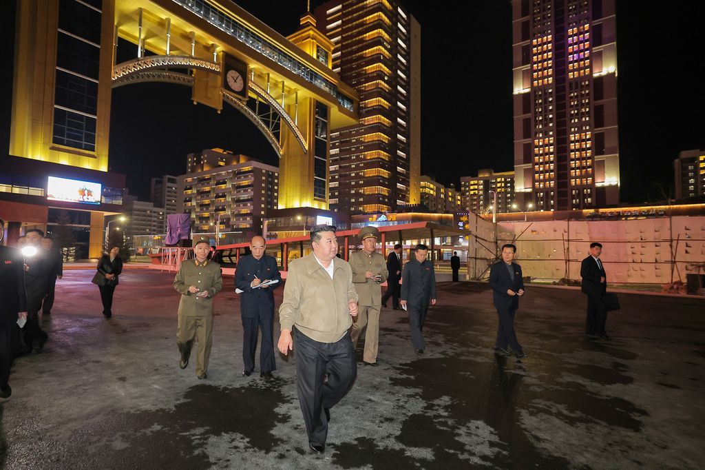 Respected Comrade Kim Jong Un Guides Preparations for Operating Major Neighbourhood-serving Amenities Built in Third-stage Section of Hwasong Area - Image 3