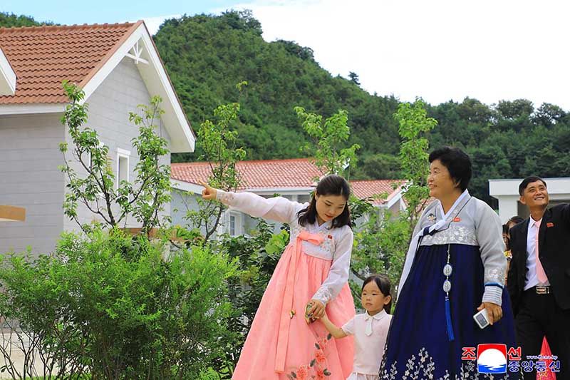Residents of Ragwonpho move into new houses - Image 3