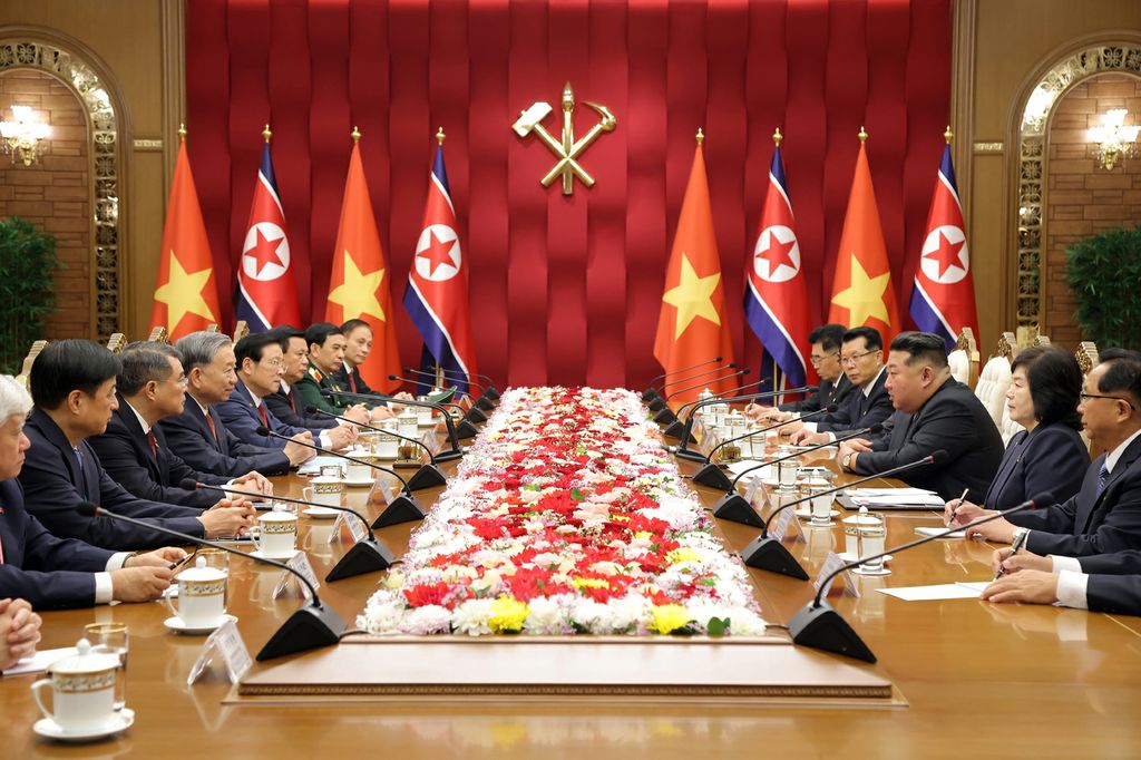 Respected Comrade Kim Jong Un Has Talks with General Secretary of Central Committee of Communist Party of Vietnam