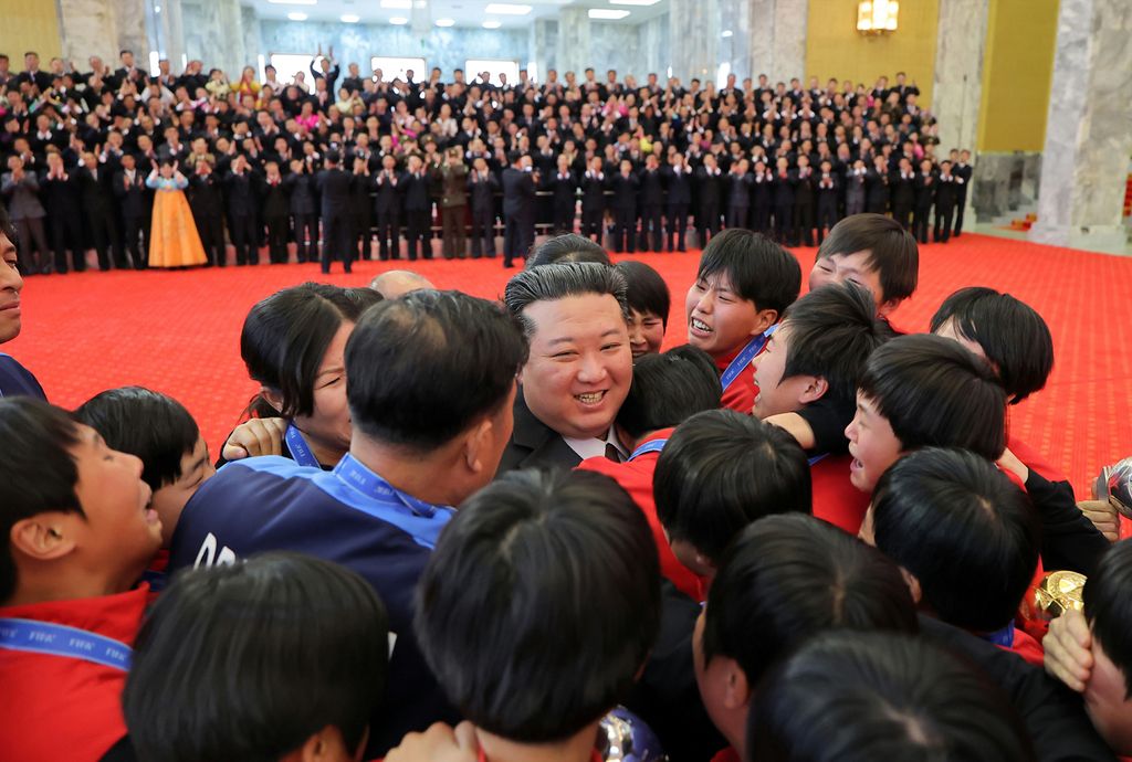 Respected Comrade Kim Jong Un Meets with Labor Innovators and Meritorious Persons - Image 2