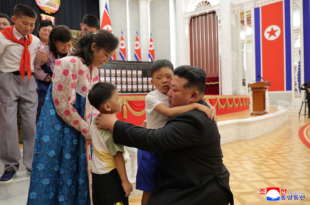 Highest glory to representatives of great honour of DPRK, admirable sonsCeremony of awarding state commendations to commanding officers and combatants of KPA overseas operation units takes place - Image 25