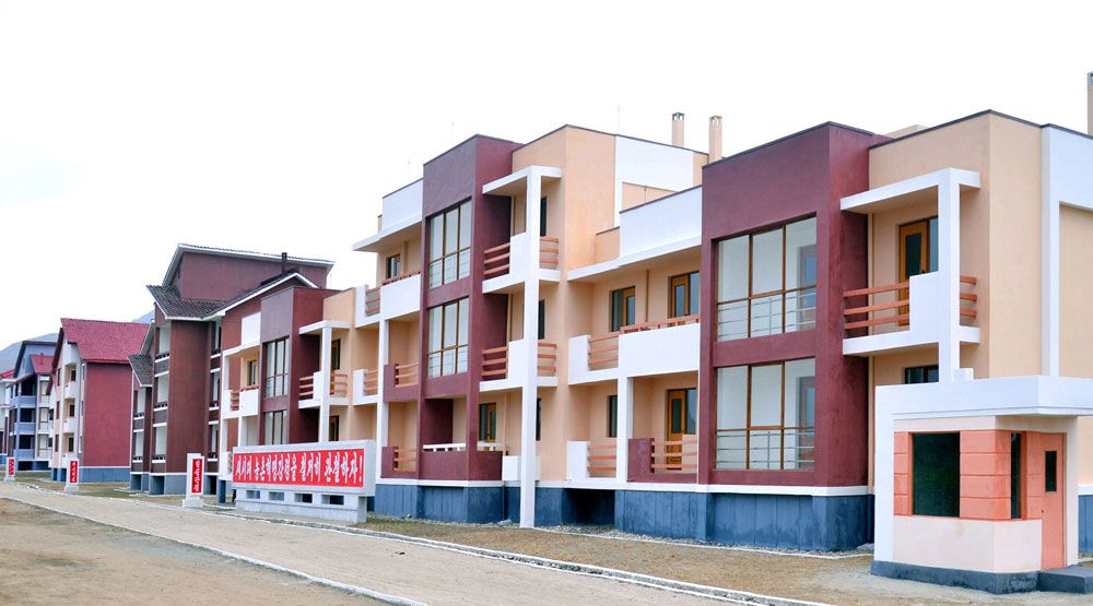 Farmers of Nongpho Vegetable Farm in Chongjin City Move into New Houses - Image 2