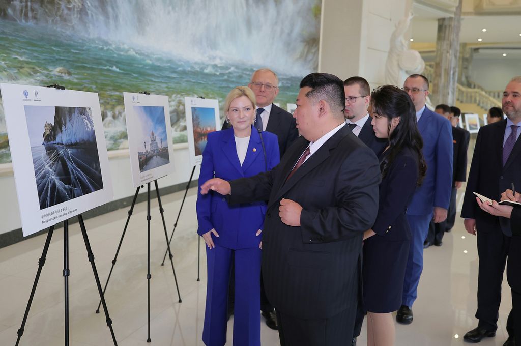 Respected Comrade Kim Jong Un Meets Russian Minister of Culture and Enjoys Art Performances - Image 4